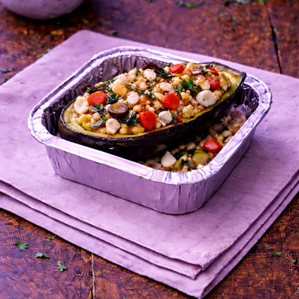 Aubergines farcies à la feta, poivrons grillés et olives