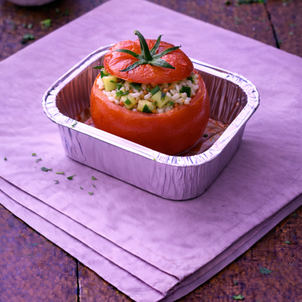 Tomates farcies au riz, courgettes et basilic